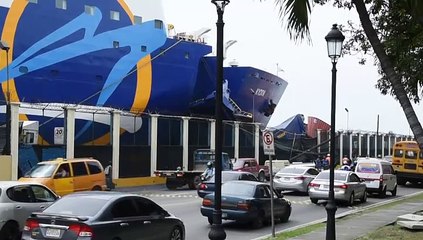 Barco de Ferries del Caribe choca con pared del puerto