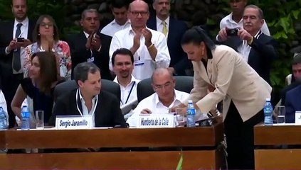 Gobierno colombiano y FARC firman cese al fuego