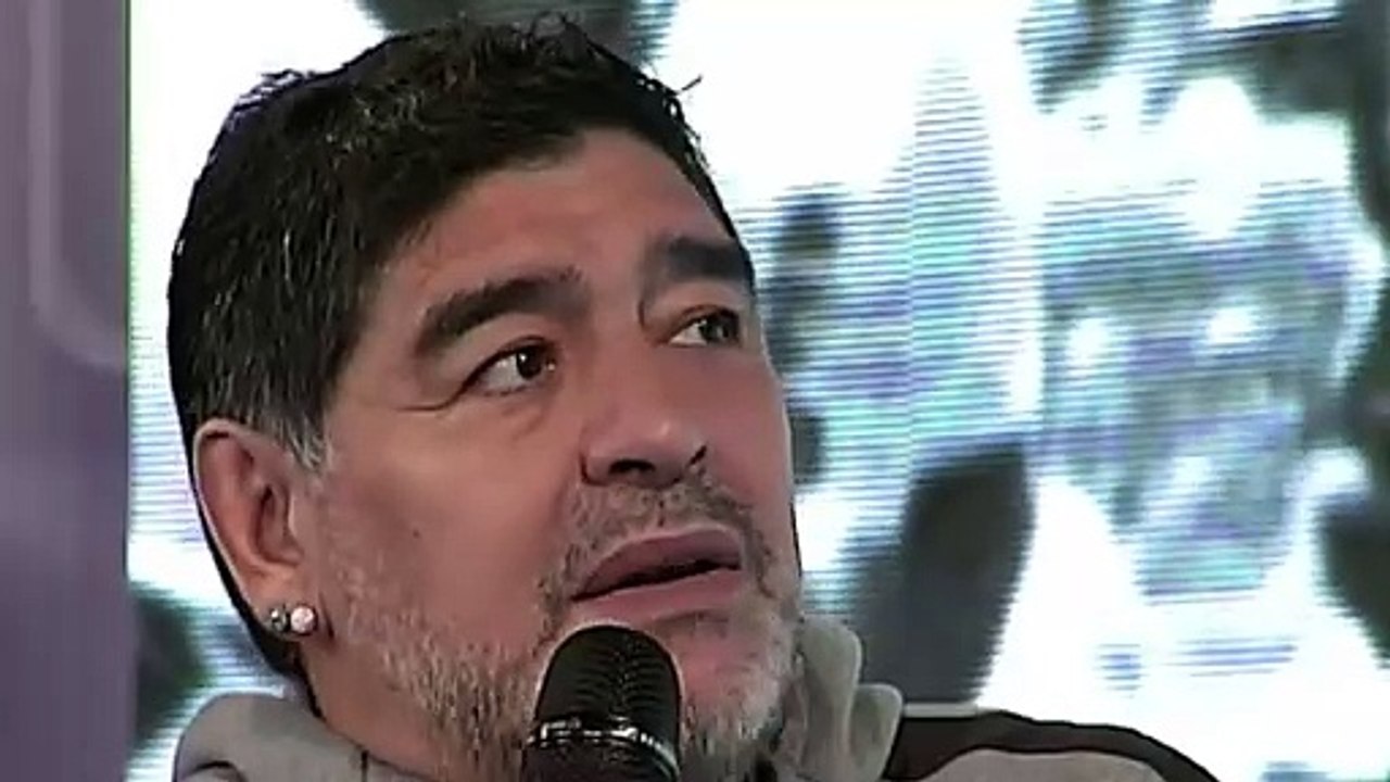 Messi tiene que seguir en la selección, dice Maradona