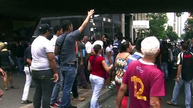 Venezuela: dispersan con gases protesta contra gobierno Policías y militares dispersaron el jueves con gases lacrimógenos una protesta de decenas de personas contra el presidente de Venezuela, Nicolás Maduro, a pocas calles de la sede del gobierno.