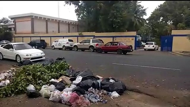 Cúmulo de desperdicios próximo a centros educativos en el ensanche La Fe