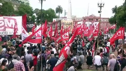 Reclaman bono salarial en Argentina tras devaluación