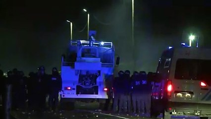 Tercera noche de enfrentamientos en Calais