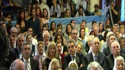 Kirchner se despide con baño de masas y acto en Argentina