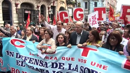 Miles marchan en Perú para pedir más sueldo