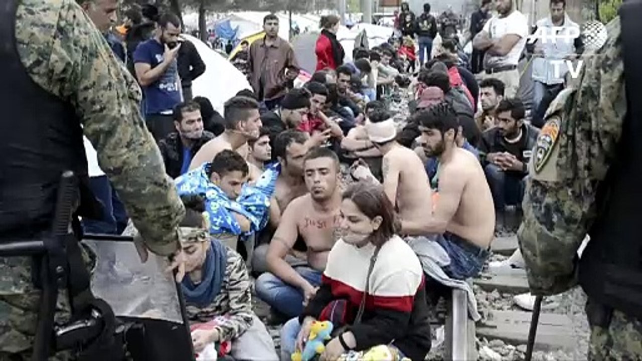 Migrantes bloqueados cosen sus bocas