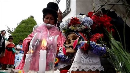 Bolivianos celebran con cráneos el Día de las ñatitas