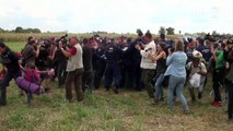 La reportera húngara que pateó migrantes