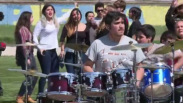 Más de 100 músicos tocan clásico del rock chileno