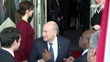 Suiza procesa a Blatter e implica a Platini