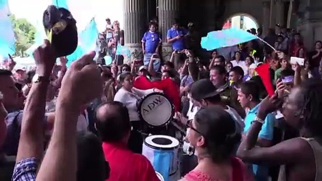 Rinden honores militares a presidente de Guatemala