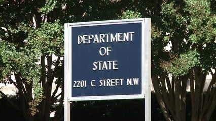 Banderas cubanas para recibir a Kerry