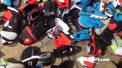 Aduanas destruyendo tenis y otros productos