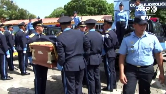 Nicaragua rinde homenaje a policías asesinados