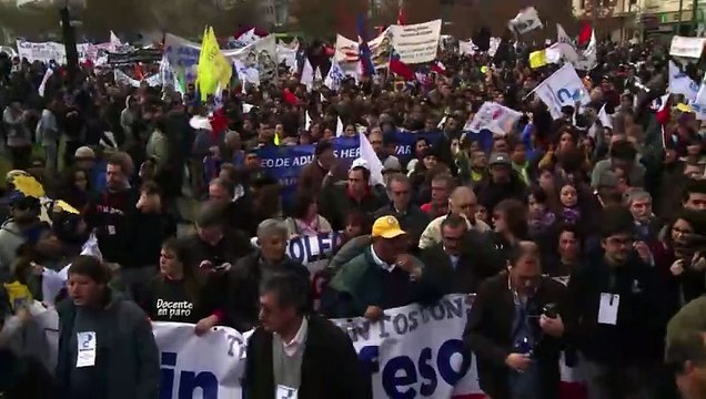Profesores y estudiantes protestan en Chile