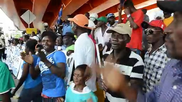 Dispersan a bombazos manifestación de haitianos que exigen extender Plan de Regularización