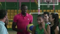 Usain Bolt visita favela de Rio