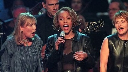 Entorno a Joni Mitchell desmiente que esté en coma