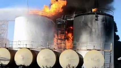 Gigantesco incendio amenaza base militar ucraniana
