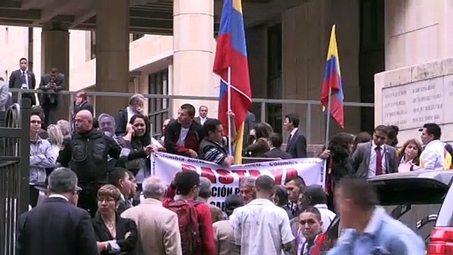 Uribe defiende a sus exfuncionarios ante la justicia