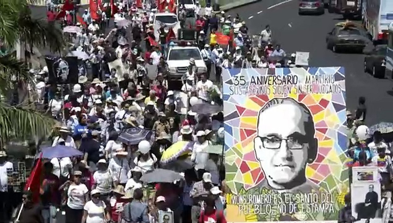 Salvadoreños marchan por monseñor Romero