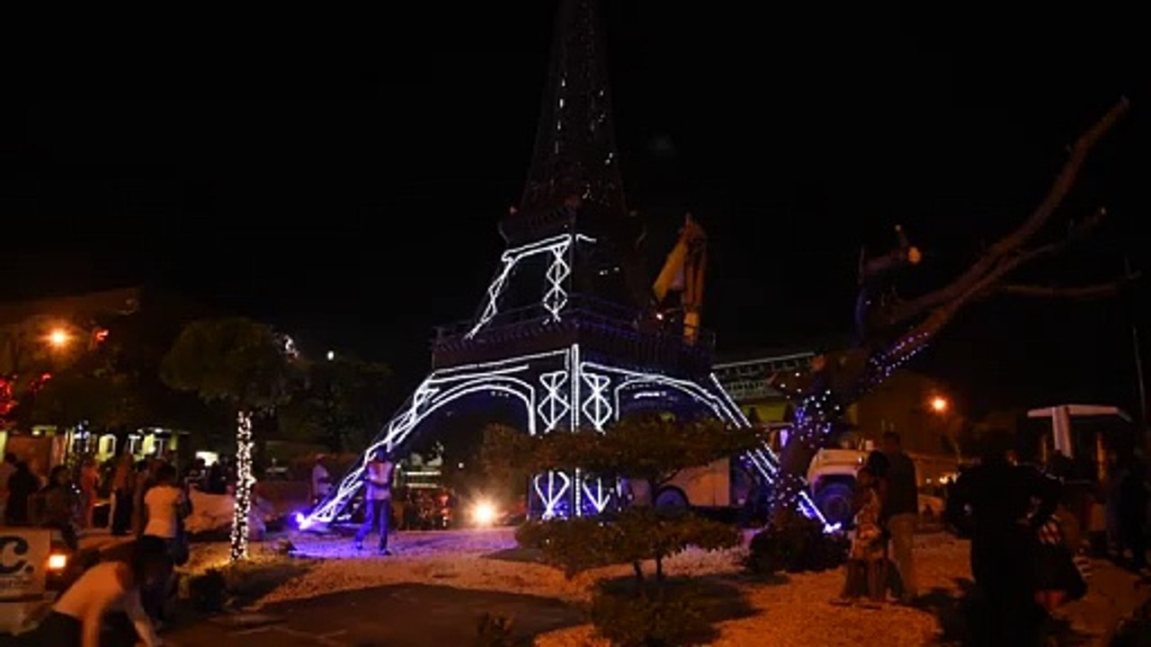 Prueban luces en réplica de la Torre Eiffel