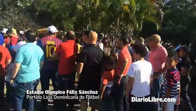 Largas filas para ingresar al partido entre el Bauger FC y el Barcelona