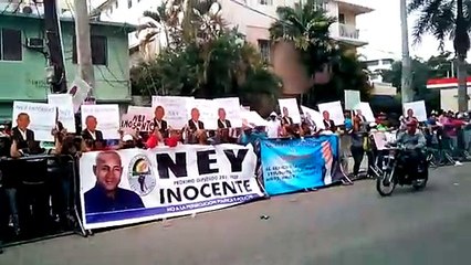 Seguidores del regidor de Pedro Brand reclaman su inocencia frente al Palacio de Justicia