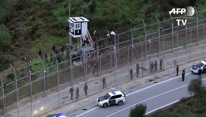 400 migrantes africanos fuerzan valla en Ceuta