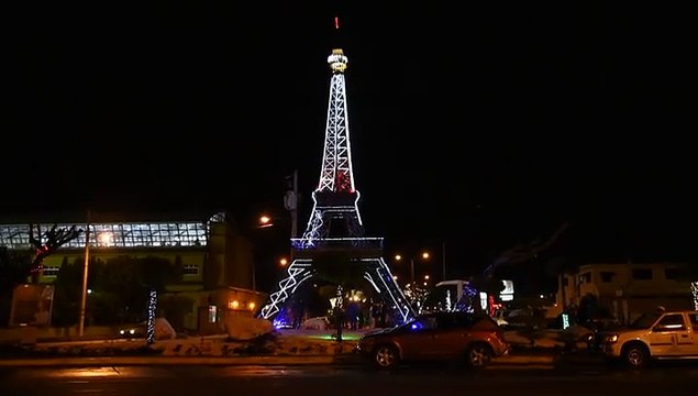 Iluminan réplica de la Torre Eiffel