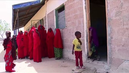 La escuela, escape de la tradición para niñas esposas en Kenia