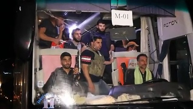 Cientos de rebeldes sirios dejan ciudad sitiada cerca de Damasco