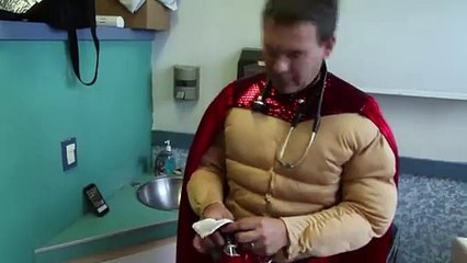 El pediatra superhéroe que trata a niños con cáncer