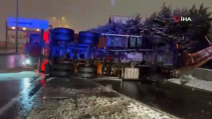 Beylikdüzü’nde kar küreme aracı devrildi: 1 yaralı