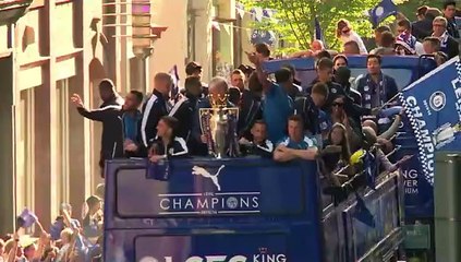Marea humana en Leicester festeja el título