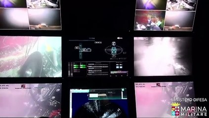 Italia trae a flote bote hundido con cientos de migrantes