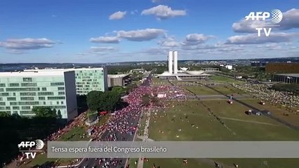 Tensa espera fuera del Congreso brasileño, vista desde un drone