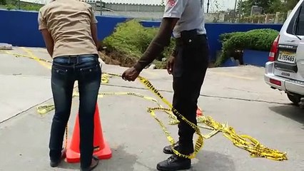 Hundimiento en parqueo de ferreteria se "traga" vehiculo