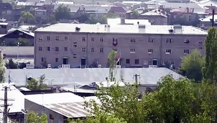 Un policía muerto y opositores atrincherados en Armenia