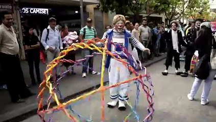 Payasos guatemaltecos salen a las calles a celebrar su día