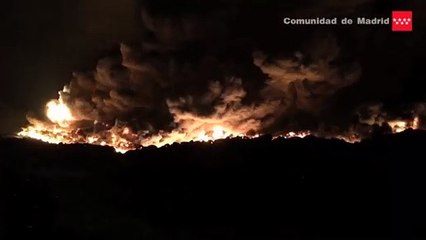 Enorme incendio en vertedero de llantas en España