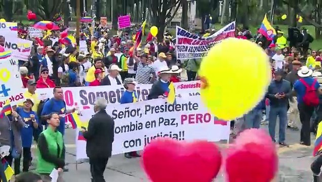 Colombianos marchan contra presidente Santos