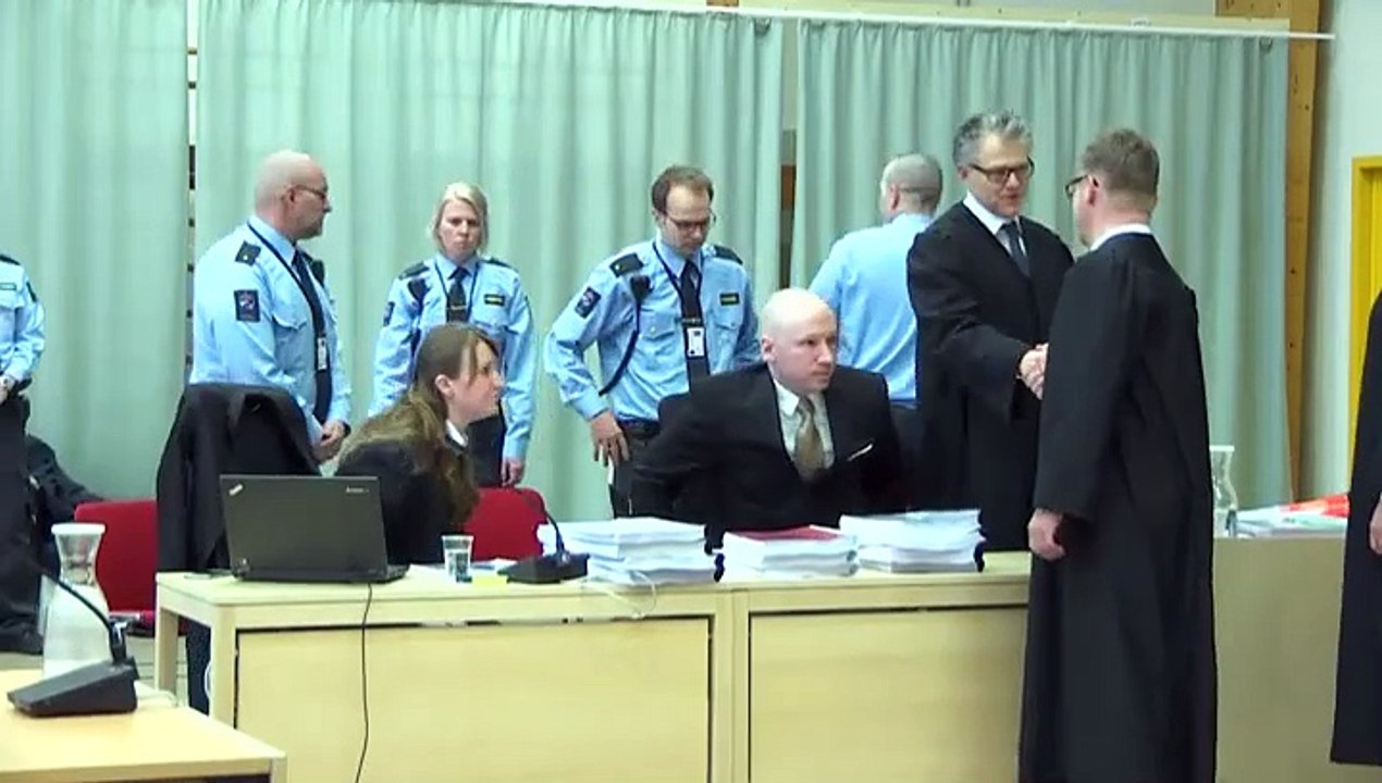 Asesino noruego Breivik hace el saludo nazi en un tribunal