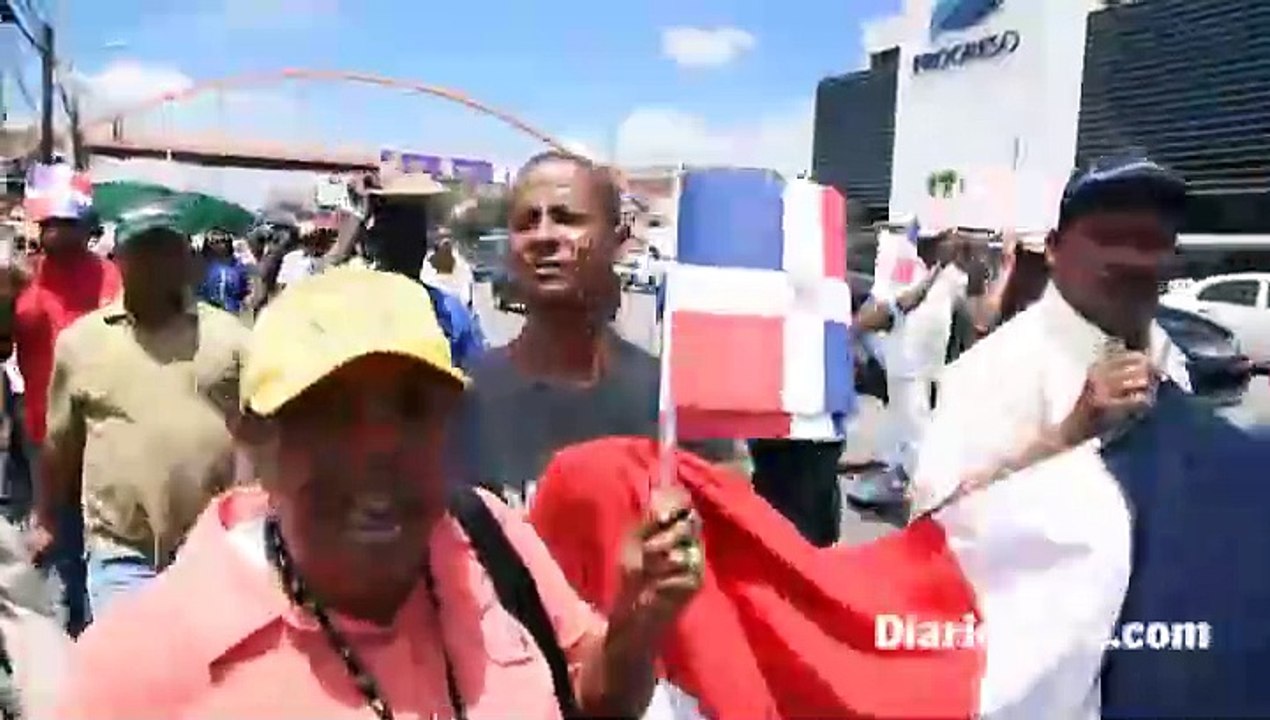 Peregrinos de la familia Rosario Díaz marchan hasta el Palacio Nacional