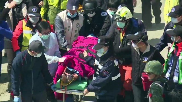 4 personas halladas vivas entre los escombros en Taiwán