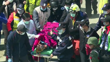 4 personas halladas vivas entre los escombros en Taiwán