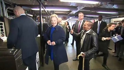 Clinton lleva su campaña al metro de Nueva York