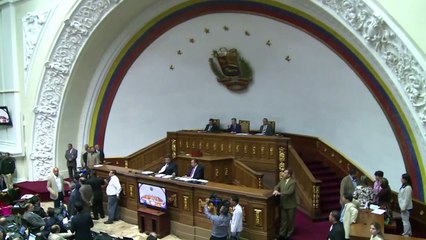 Parlamento venezolano separa a tres diputados