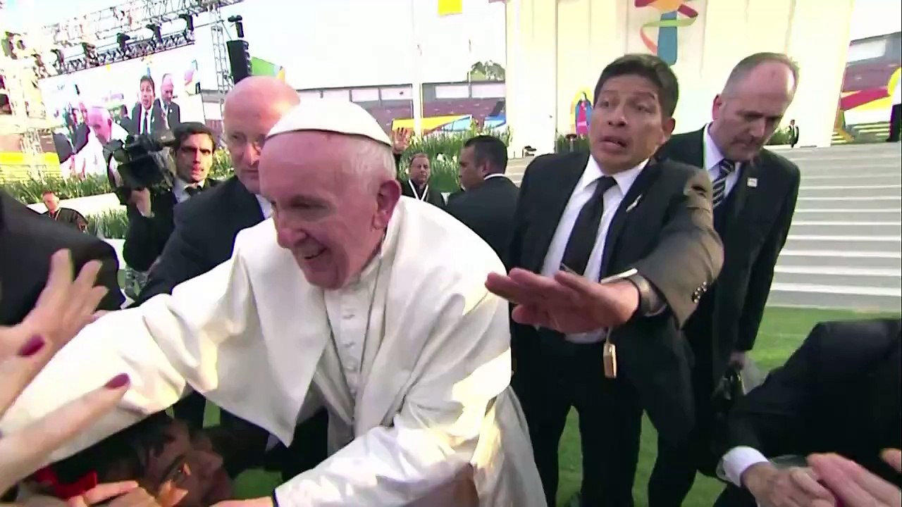 El forcejeo del papa con fieles en Morelia