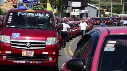 Taxistas protestan en Costa Rica contra Uber